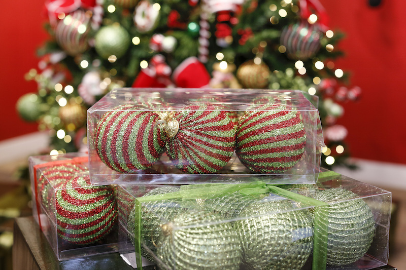 bolas de Natal guardadas em caixas transparentes Cecilia Dale