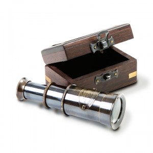 Mini telescopio de mesa cor bronze em caixa de madeira, R$ 99,00