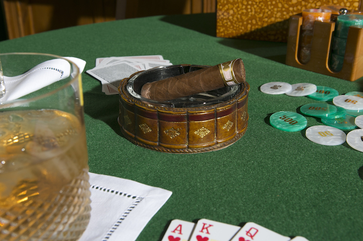 Copo de whisky charuto jogando cartas e fichas no verde