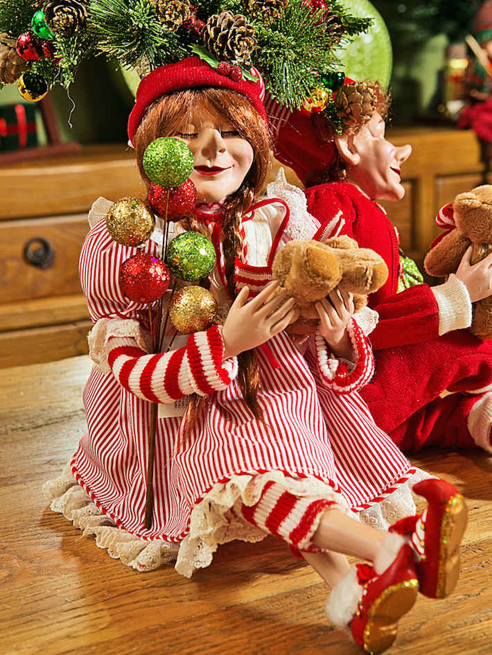 A duende Sugarplum Mary, assistente especial de Mamãe Noel, ajuda na cozinha, além de fabricar bonecas e ursos de pelúcia.
