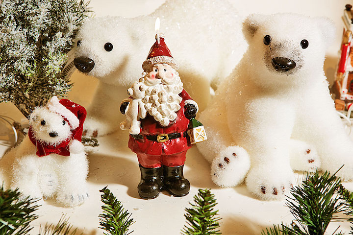 Esse Papai Noel com o filhote no colo está perfeitamente integrado à família de ursos!
