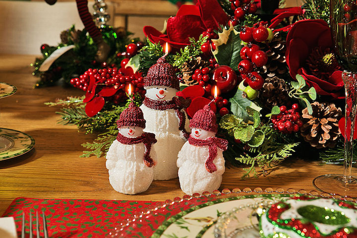 O trio de bonecos de neve fica lindo na mesa de Natal, alegrando o lugar dos convidados.