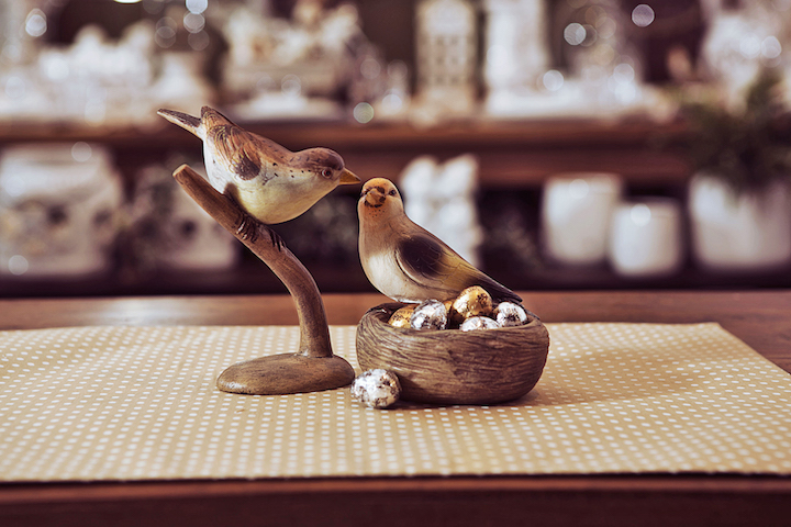 Os passarinhos também podem ajudar o coelho da Páscoa. Para quem adora pássaros, o casal com o ninho ganha mini ovinho de chocolate.