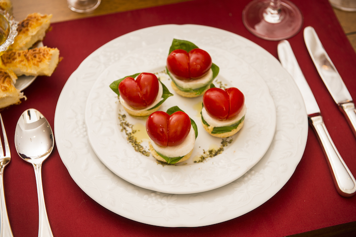 A salada é simples, mas a surpresa são os tomatinhos cereja formando corações. Para fazer, basta cortar as pontas na diagonal e unir os dois. Não fica uma paixão?