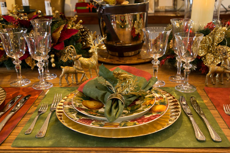 Na frente de cada prato, uma lembrancinha para os convidados na forma de duas renas douradas. Taças de cristal Bohemia.