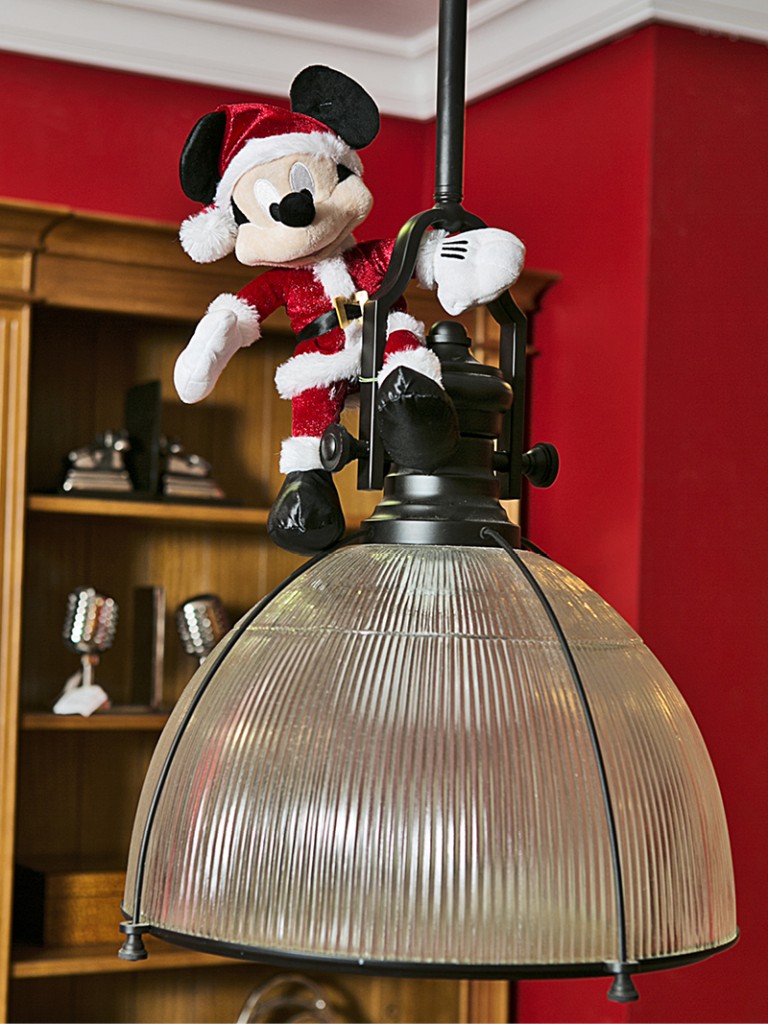 O Mickey se escondeu no lustre (pendente Hi-Bay).