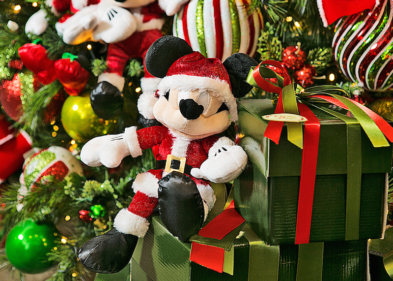 E na hora de abrir os presentes na árvore, quem aparece de novo? Desejando um Natal super encantado para todos!