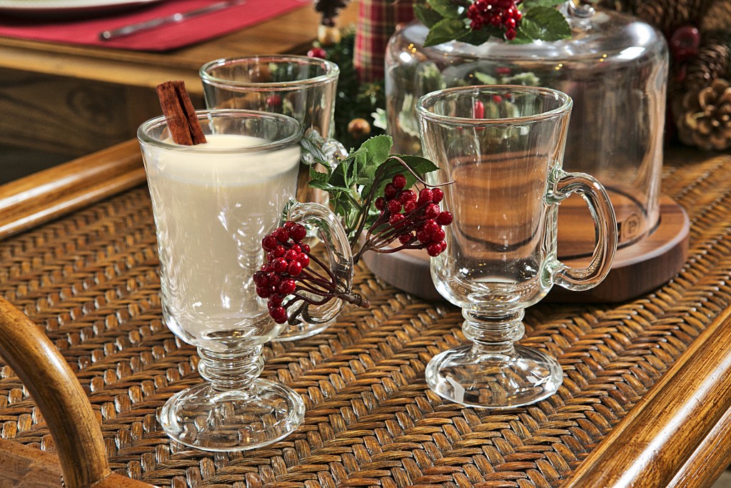 Eggnog, uma receita tradicional do Natal americano, é servida nas taças de capuccino, enfeitadas com raminhos. Uma espécie de gemada, o eggnog é feio com leite, ovos, açucar e uma pitada de noz moscada.