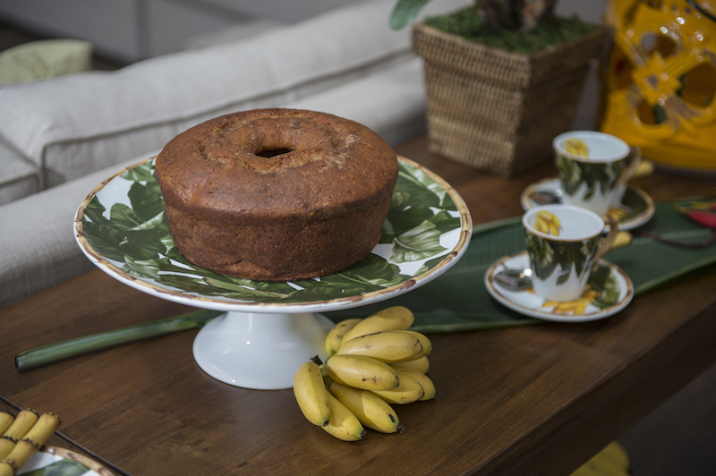 O bolo - de banana com nozes, é claro - é servido no prato de pé grande.