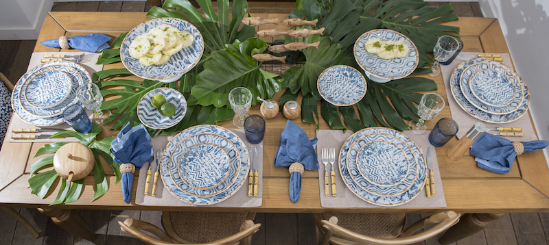 O centro de mesa foi colhido no jardim: folhas de costela de adão (adoro!) que vestem a mesa e constrastam com o azul da louça.