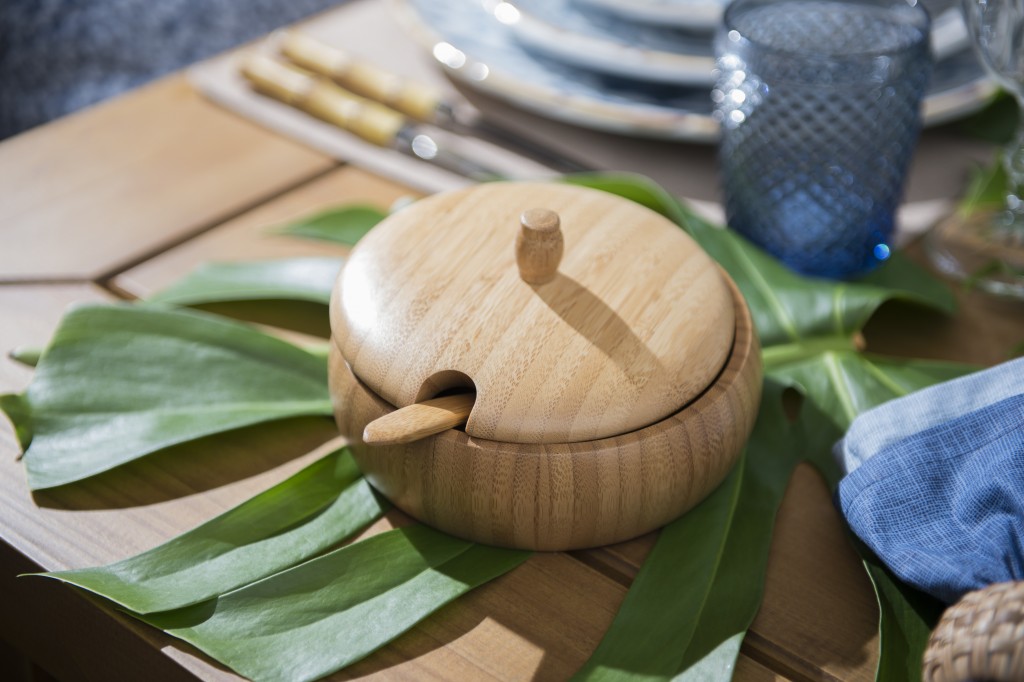 A farinheira, também em bambu, usa uma folha como apoio.