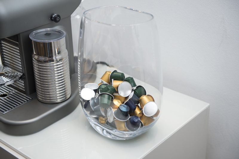 Um belo vaso de vidro é um bom recipiente para cápsulas de café expresso. 