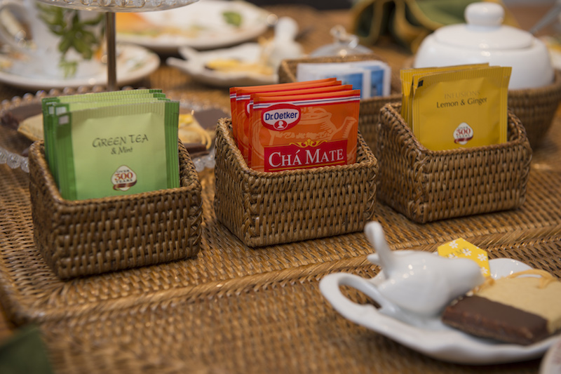 Os diferentes sabores de chá ficam disponíveis para os convidados em cestinhas individuais, que também servem para os sachês de adoçante.