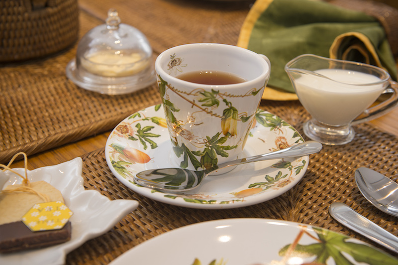 Colocar a mesa com capricho para a hora do chá é uma das partes mais gostosas desse ritual aconchegante.