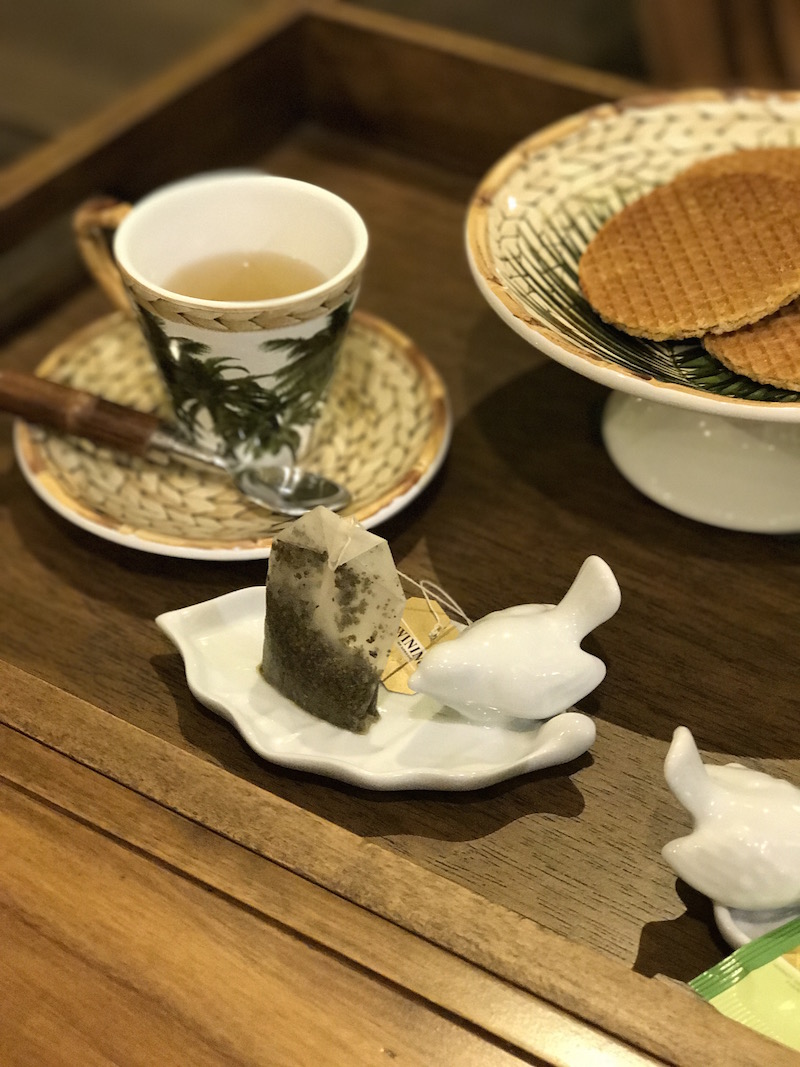 Para apoiar os saquinhos de chá molhados, os pratinhoos de porcelana com passarinho ficam perfeitos ao lado da xícara.