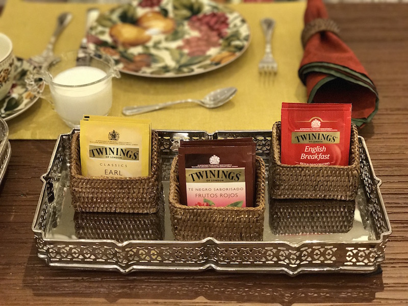 Para servir os saquinhos de chá de diversos sabores, colocamos cestinhas de rattan sobre a bandeja niquelada xxxx. 