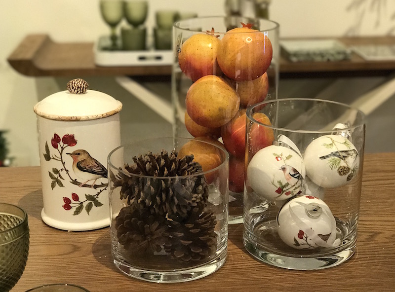 Bolas de Natal, pinhas e romãs fazem uma boa composição no vidros cilíndricos em três tamanhos. Perfeita para o aparador ou mesa de centro, combina com a decoração de Natal escolhida.