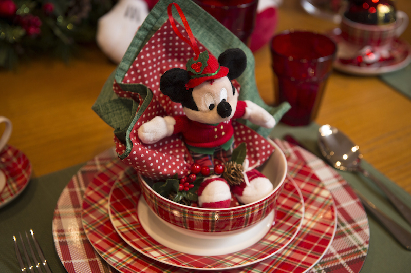 A louça xadrez Forest combina com as calças do Mickey, que veio muito elegante para festa de Natal.