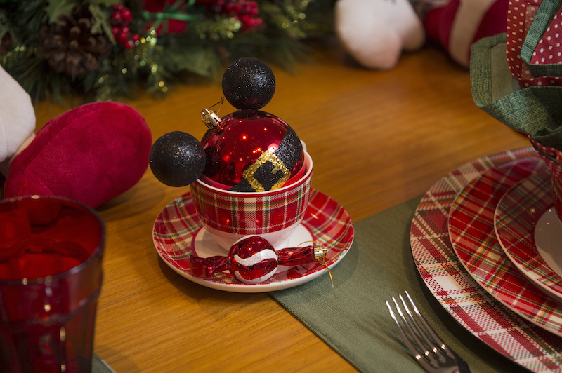 Na xícara para o chocolate quente, outra surpresa: uma bola de Natal em formato de Mickey para cada criança colocar na árvore, além do enfeite em forma de balinha.