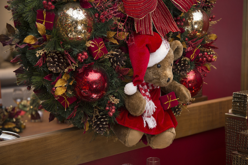 A guirlanda farta e exuberante traz a ursa de Mamãe Noel e muitos presentinhos entre bolas reluzentes.