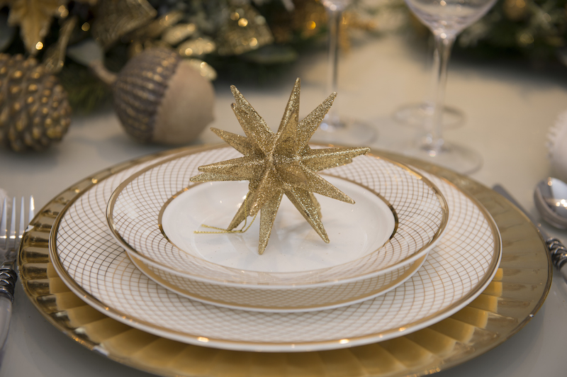 A estrela dourada é um enfeite de árvore, deixado como lembrancinha sobre o prato de cada convidado da ceia de Natal.
