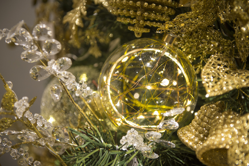 Bola de Natal iluminada por dentro com fios de led e ramos com folhas de cristal, na Coleção Gold Cecilia Dale