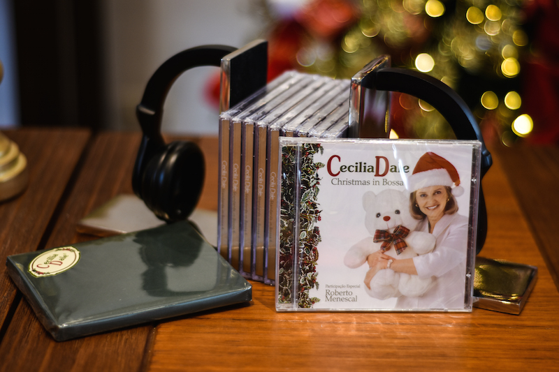 Estamos falando de um presenteado que adora música? Suportes de livro em forma de headphone organizam Cds, albons e até songbooks com charme. O CD com músicas de Natal da Cecilia Dale também pode ser uma boa lembrança.