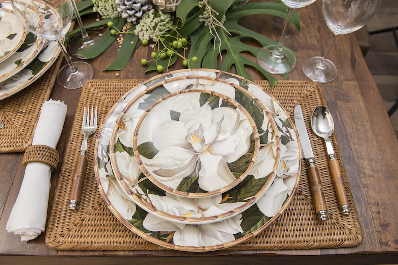 Jogo de jantar Magnolia em ceramica Cecilia Dale, em mesa de réveillon tropical.