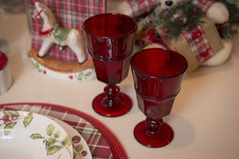 Como as crianças vão sentar à mesa, escolhemos copos de vidro, mais resistentes que o cristal, na cor vermelha. 