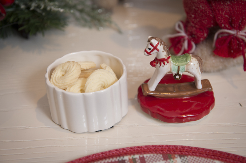 Biscoitinhos feitos em casa (podem ser bom bons de Natal) que podem ser levados como presente. São quatro modelos diferentes de tampa: cavalinho de balanço, trenzinho, soldadinho de chumbo montado...