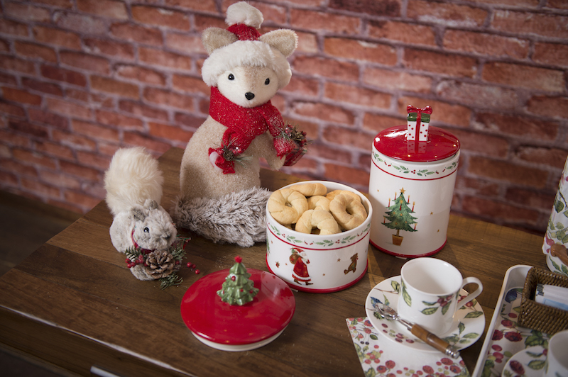 A raposinha e o esquilo "montam guarda" ao lado dos biscoitos, armazenados nos potes pintados com tampa de pinheiro (menor) e presente de Natal (maior).