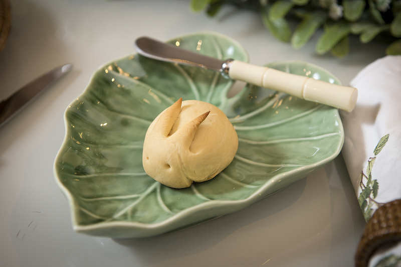 O pãozinho em forma de coelhe é feito em casa e a receita é simples. Veja abaixo.