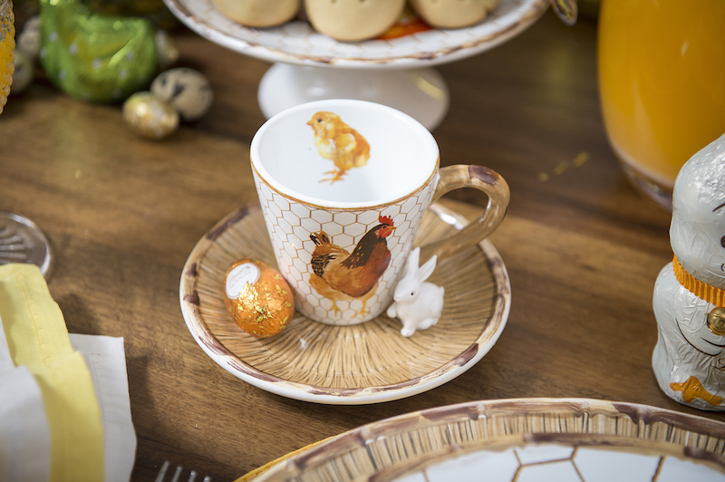 Detalhe da xícara de chá, que guarnecemos com um ovo de Páscoa e um mini-coelho de resina, que os convidados podem levar para casa de lembrança. As crianças vão amar!