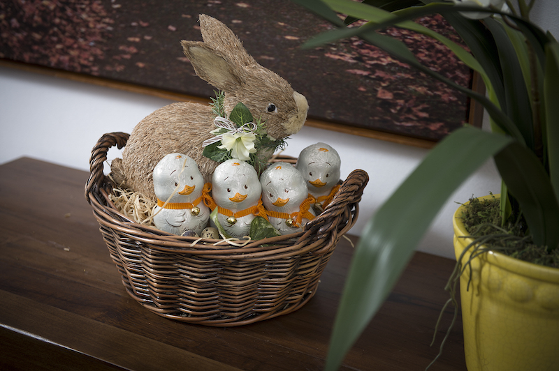 Por fim, sobre o aparador, mamãe coelha adota os pintinhos como filhos, no ninho feito de cesta.