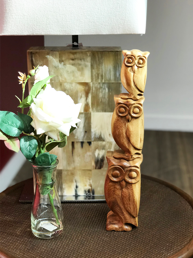 Escultura três corujas em madeira, arranjo permanente de rosas em vaso de vidro, lustre Amber em decoração de Casa de Campo - Cecilia Dale